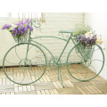 modelo de bicicleta de campo con canasta de flores en el suelo